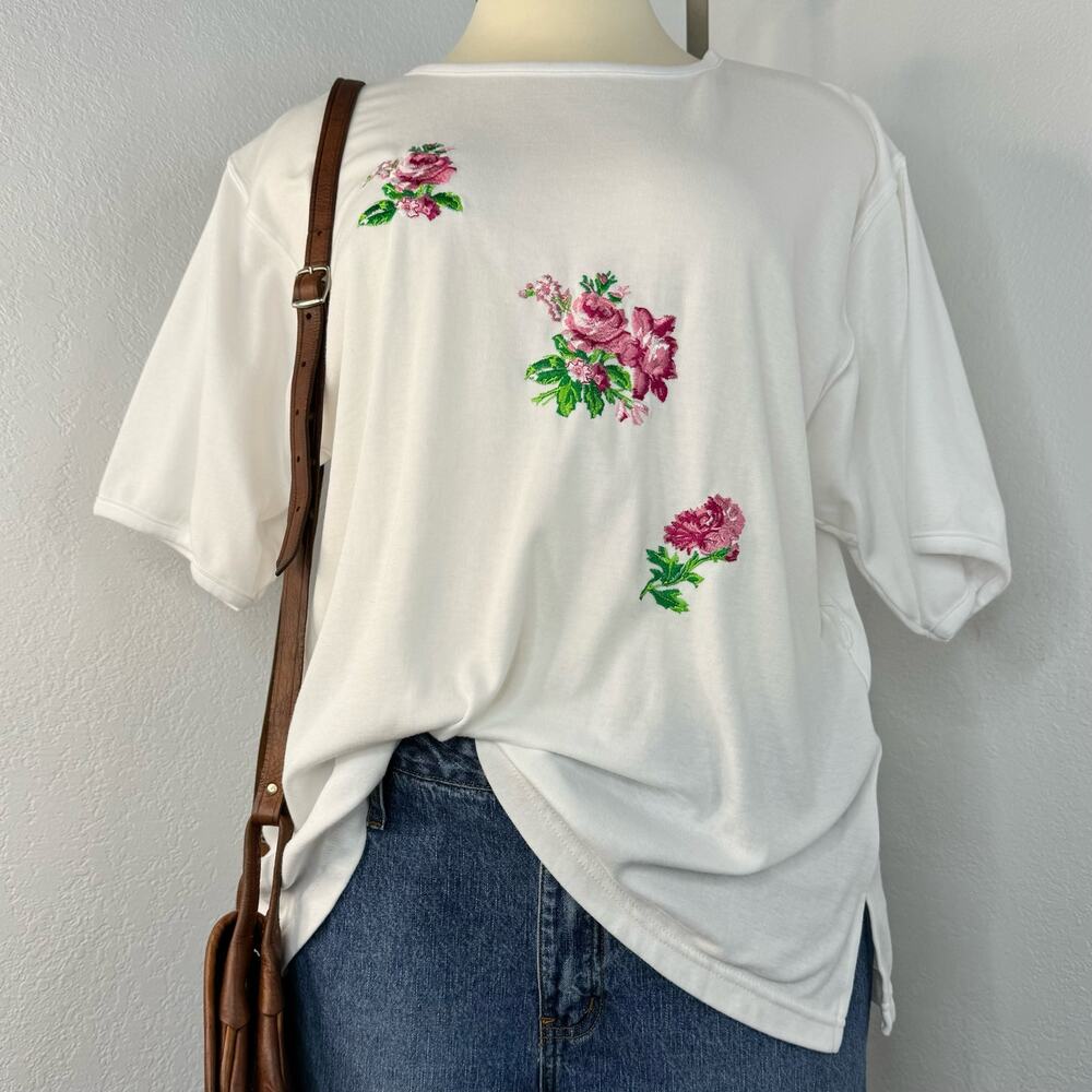 Vintage Rose Flower Embroidered T-Shirt White Oversized Large Cottagecore